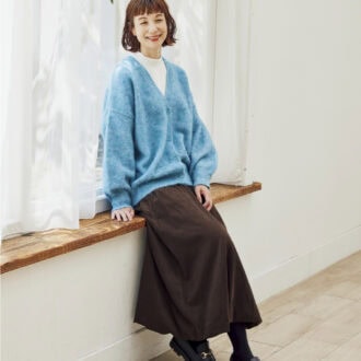 カーディガン¥2,189、スカート¥2,189(すべてシーズン リーズン バイ リン アンド レッド/しまむら) 中に着たカットソー、タイツ、靴(しまむら参考商品)