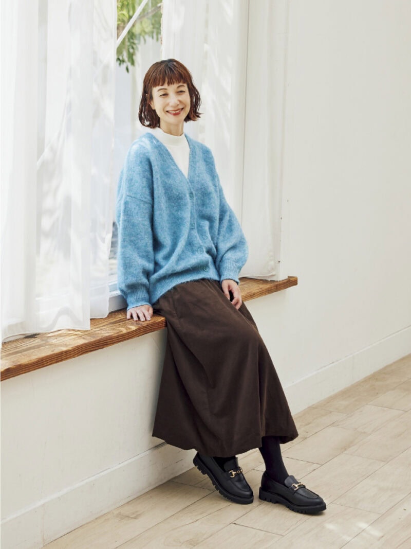 カーディガン¥2,189、スカート¥2,189(すべてシーズン リーズン バイ リン アンド レッド/しまむら) 中に着たカットソー、タイツ、靴(しまむら参考商品)