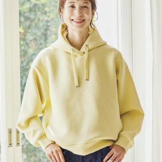 パーカ¥1,969、デニム¥2,420（ともにシーズン リーズン バイ リン アンド レッド／しまむら）