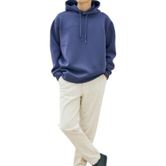 パーカ¥1,969、パンツ¥2,420（ともにシーズン リーズン バイ リン アンド レッド／しまむら）　靴（しまむら参考商品）