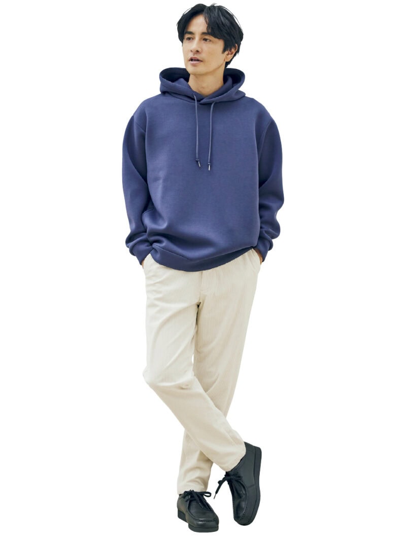 パーカ¥1,969、パンツ¥2,420（ともにシーズン リーズン バイ リン アンド レッド／しまむら）　靴（しまむら参考商品）