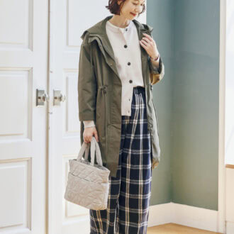 ジャケット¥3,289、ニットカーディガン¥2,420、パンツ¥2,420、バッグ¥2,420(すべてシーズン リーズン バイ リン アンド レッド/しまむら) ソックス、靴、中に着たカットソー(しまむら参考商品)