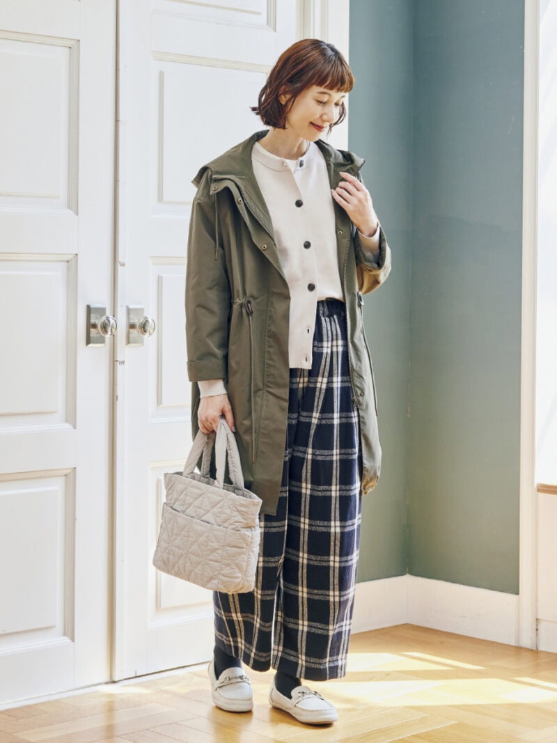 ジャケット¥3,289、ニットカーディガン¥2,420、パンツ¥2,420、バッグ¥2,420(すべてシーズン リーズン バイ リン アンド レッド/しまむら) ソックス、靴、中に着たカットソー(しまむら参考商品)