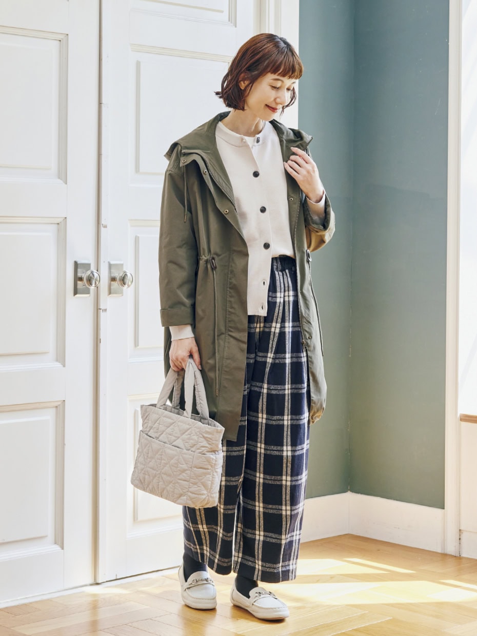 ジャケット¥3,289、ニットカーディガン¥2,420、パンツ¥2,420、バッグ¥2,420（すべてシーズン リーズン バイ リン アンド レッド／しまむら）　ソックス、靴、中に着たカットソー（しまむら参考商品）