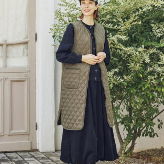 キルトベスト¥2,970、ニットカーディガン¥2,420、スカート¥2,189、キャップ¥1,639（すべてシーズン リーズン バイ リン アンド レッド／しまむら）　タイツ、シューズ（しまむら参考商品）