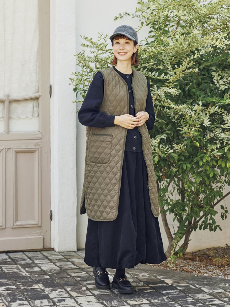 キルトベスト¥2,970、ニットカーディガン¥2,420、スカート¥2,189、キャップ¥1,639（すべてシーズン リーズン バイ リン アンド レッド／しまむら）　タイツ、シューズ（しまむら参考商品）