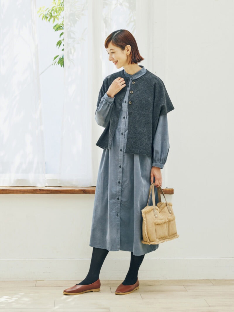 ポンチョベスト¥1,969、ワンピース¥2,420、バッグ¥1,969(ともにシーズン リーズン バイ リン アンド レッド/しまむら) タイツ、靴(しまむら参考商品)