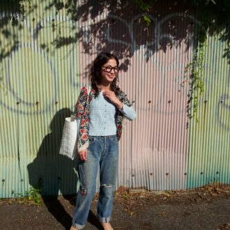 【30代スナップ】印象的な柄のインド産のスカーフをさらりと。秋のデニムコーデに個性をプラス！