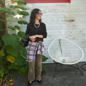 【30代スナップ】秋カラーで作るシックなコーディネイト。シャツを腰巻きしてアクセントに！