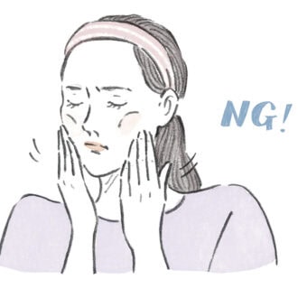 強くマッサージしたり、引っ張るように塗ると肌の靭帯がのびてたるみを助長することに。軽く引き上げる程度がベター。