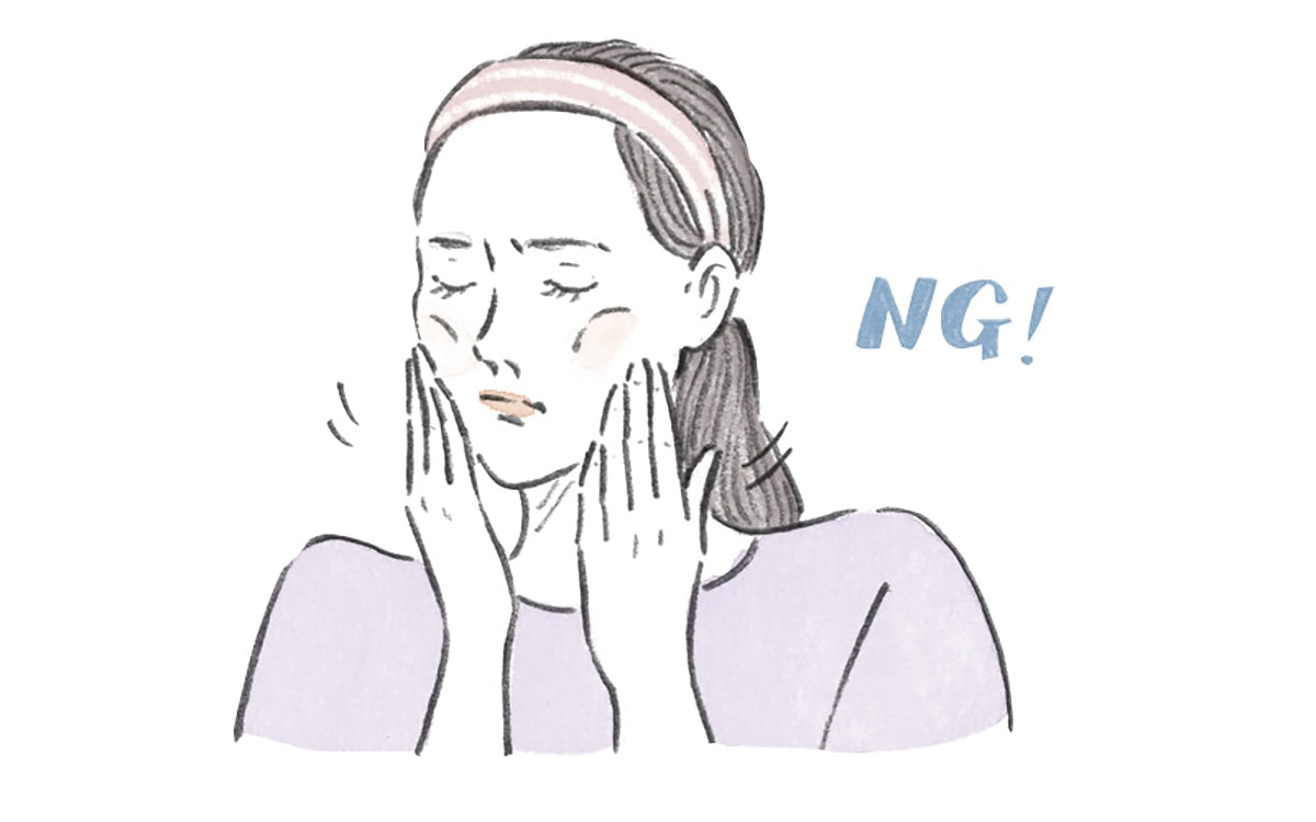 強くマッサージしたり、引っ張るように塗ると肌の靭帯がのびてたるみを助長することに。軽く引き上げる程度がベター。