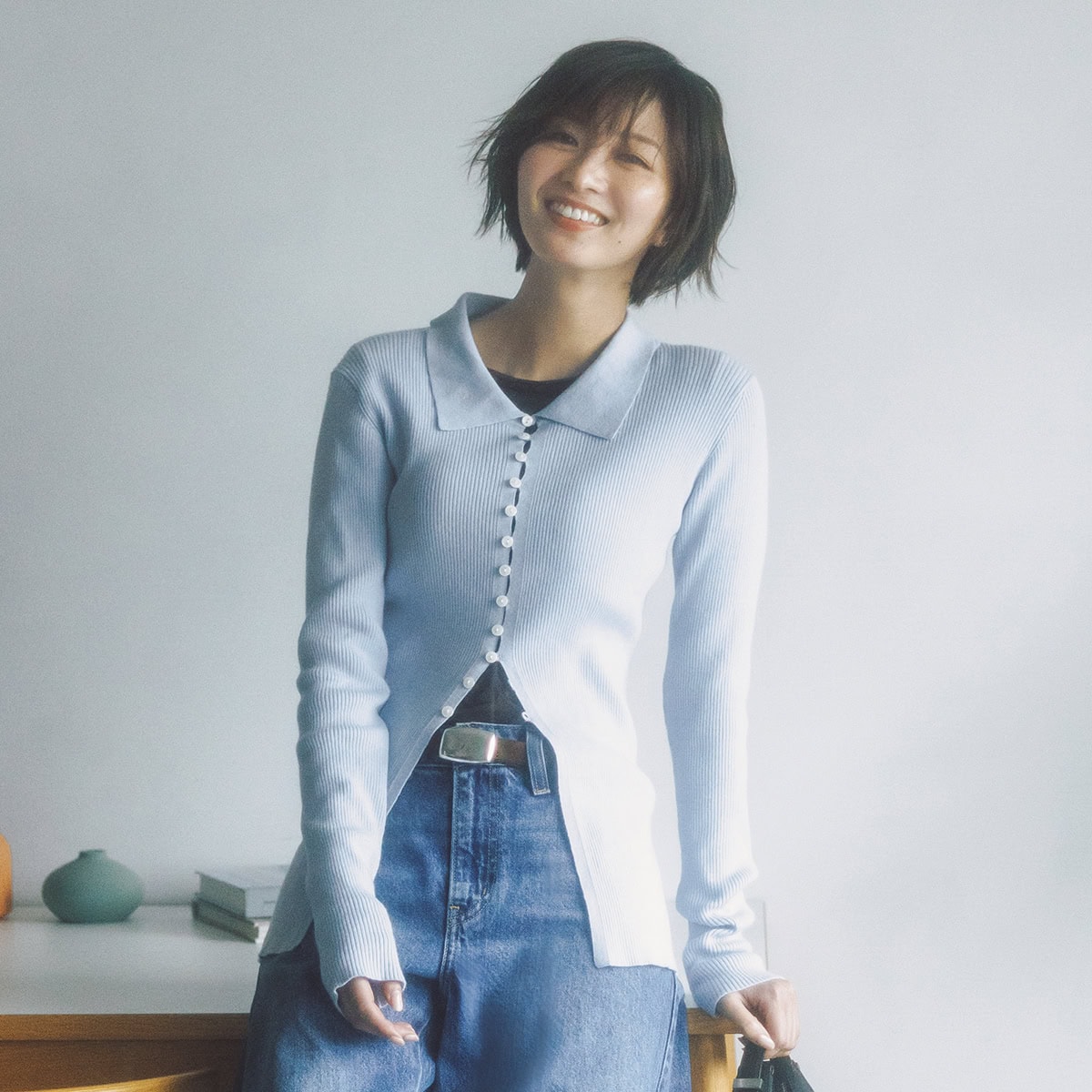 「通勤にも休日にも」襟付きニットカーデが30代の毎日を上品に彩る