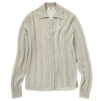 ふわふわとした起毛感のあるレースニットでほんのり女性らしさが漂う。カーディガン¥23,100(マカフィー/トゥモローランド)