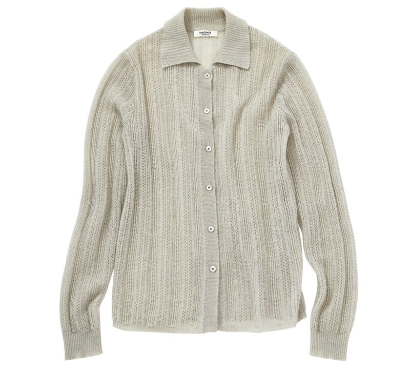 ふわふわとした起毛感のあるレースニットでほんのり女性らしさが漂う。カーディガン¥23,100(マカフィー/トゥモローランド)