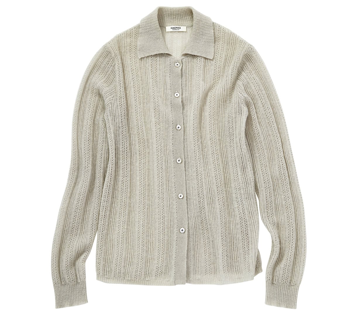 ふわふわとした起毛感のあるレースニットでほんのり女性らしさが漂う。カーディガン￥23,100（マカフィー／トゥモローランド）