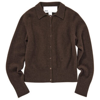 コンパクトなフォルムでバランスが取りやすい。カーディガン¥39,600(ティッカ)