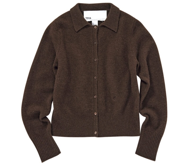 コンパクトなフォルムでバランスが取りやすい。カーディガン¥39,600(ティッカ)