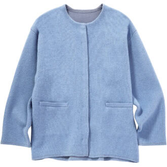 ノーカラーとコクーンシルエットですっきり装える。カーディガン¥16,500(ジャーナル スタンダード レリューム/ジャーナル スタンダード レリューム ルミネ新宿店)