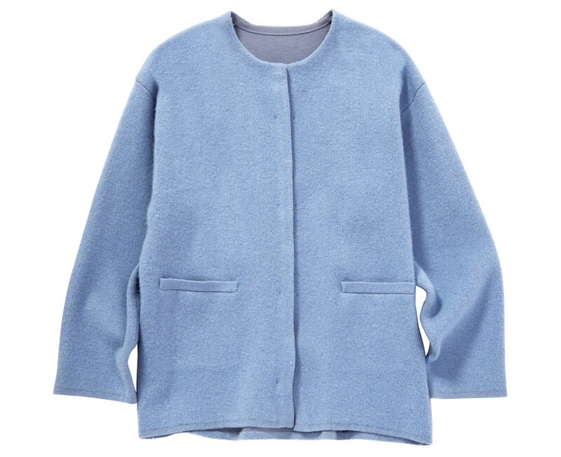 ノーカラーとコクーンシルエットですっきり装える。カーディガン¥16,500(ジャーナル スタンダード レリューム/ジャーナル スタンダード レリューム ルミネ新宿店)