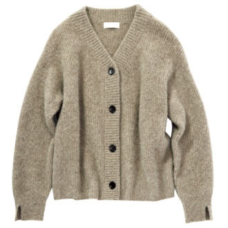ふんわりと柔らかなニットが優しい肌心地。カーディガン¥42,900(ガリャルダガランテ/ガリャルダガランテ 青山店)