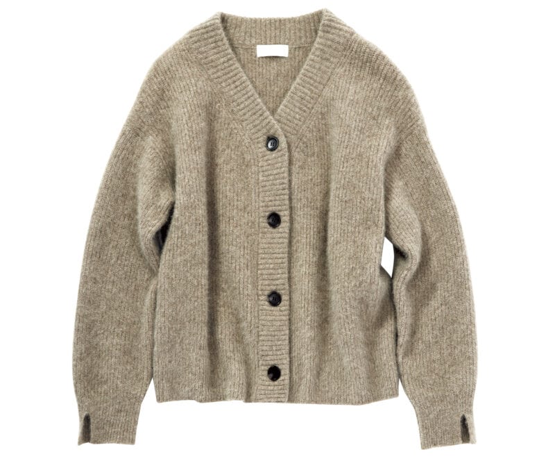 ふんわりと柔らかなニットが優しい肌心地。カーディガン¥42,900(ガリャルダガランテ/ガリャルダガランテ 青山店)