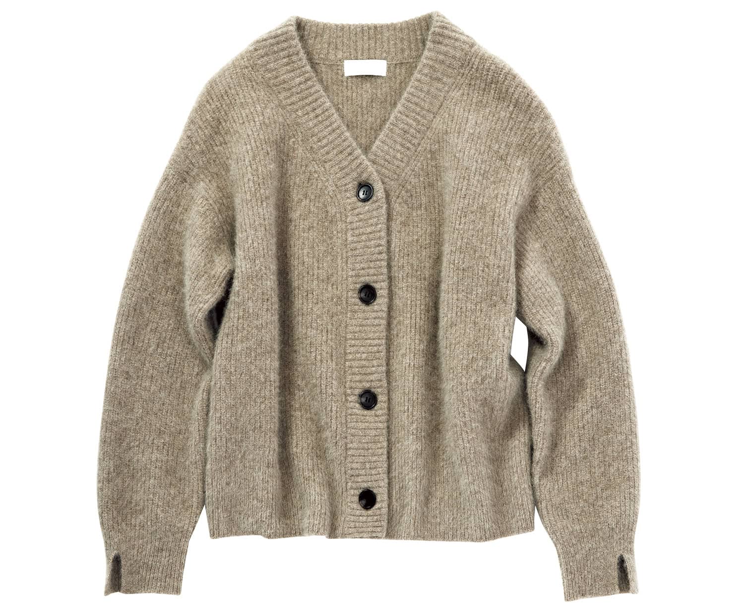 ふんわりと柔らかなニットが優しい肌心地。カーディガン￥42,900（ガリャルダガランテ／ガリャルダガランテ 青山店）