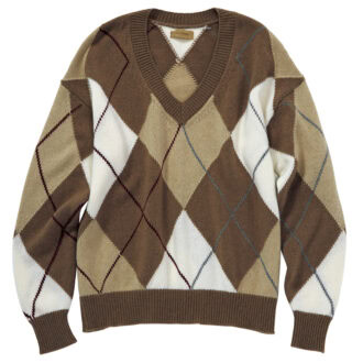 ベージュを基調に大人トラッドを更新。ニット￥98,780（ファルコネーリ／ファルコネーリ銀座店）