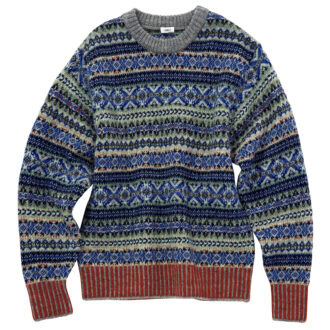 リッチな膨らみとフェアアイル柄が印象的。ニット￥49,500（ロエフ／エイチ ビューティー＆ユース）