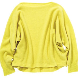 体形を美しく見せるドルマンシルエット。ニット￥16,500（ノーブル／ノーブル 有楽町マルイ店）