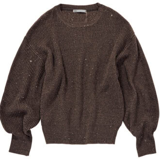 たっぷりとしたボリューム袖が可愛さ を引き立てる。ニット￥4,389（イッカ／コックス）