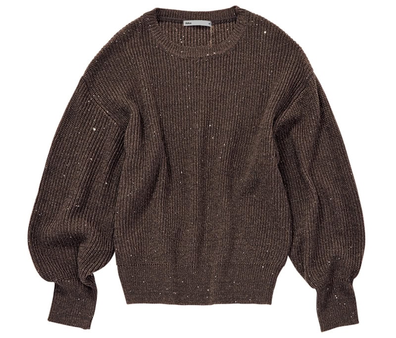 たっぷりとしたボリューム袖が可愛さ を引き立てる。ニット￥4,389（イッカ／コックス）