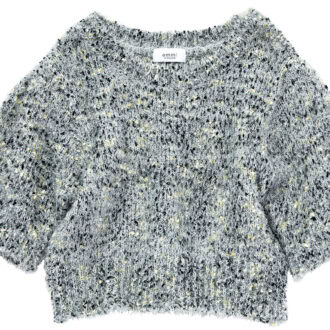 シャツやロンTをレイヤードしても素敵。ニット￥13,200（エミ／エミ ニュウマン新宿店）