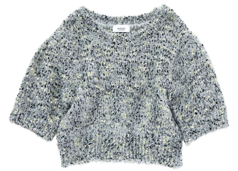シャツやロンTをレイヤードしても素敵。ニット￥13,200（エミ／エミ ニュウマン新宿店）
