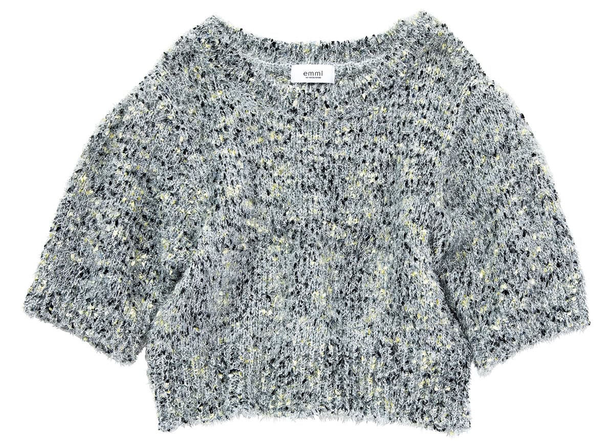 シャツやロンTをレイヤードしても素敵。ニット￥13,200（エミ／エミ ニュウマン新宿店）