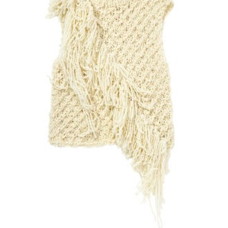 毛足の長さの異なるフリンジが大胆に配置されたまるでアートのような一着。ベスト￥52,800（オープン セサミ クラブ）