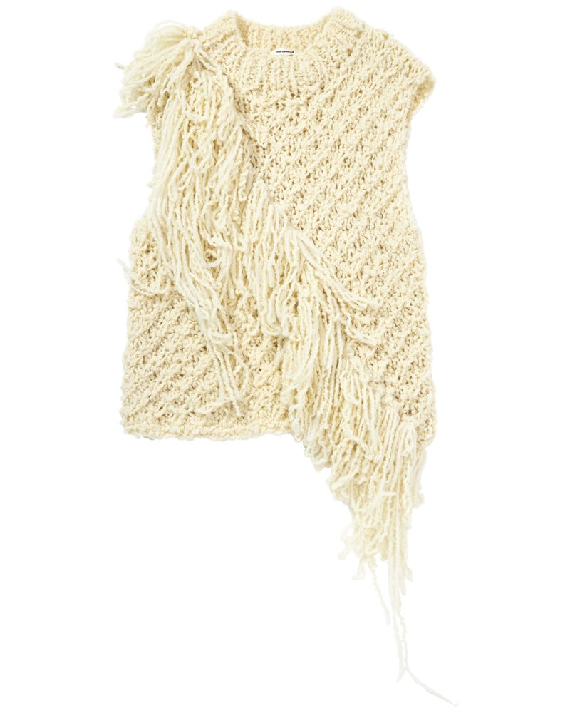 毛足の長さの異なるフリンジが大胆に配置されたまるでアートのような一着。ベスト￥52,800（オープン セサミ クラブ）