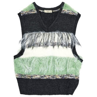 毛足の長さも配色も異なる切り替えデザインで、一枚で簡単にサマに。ベスト￥8,910（ビーミング by ビームス／ビーミング ライフストア by ビームス ららぽーとTOKYO-BAY店）