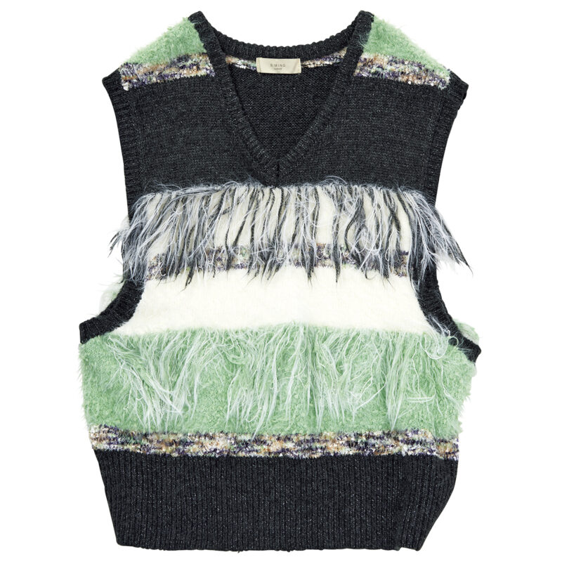 毛足の長さも配色も異なる切り替えデザインで、一枚で簡単にサマに。ベスト￥8,910（ビーミング by ビームス／ビーミング ライフストア by ビームス ららぽーとTOKYO-BAY店）