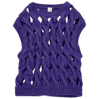 ざっくりとした透かしケーブル編みがレイヤードを楽しく。ベスト￥15,400（アングリッド）