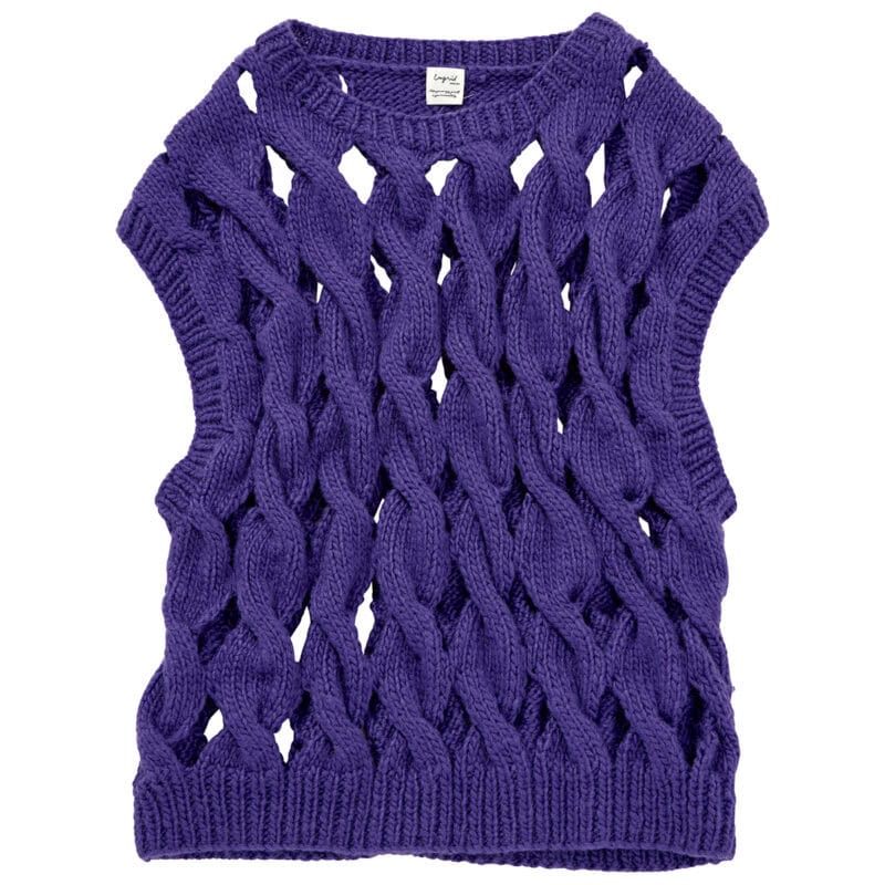 ざっくりとした透かしケーブル編みがレイヤードを楽しく。ベスト¥15,400(アングリッド)