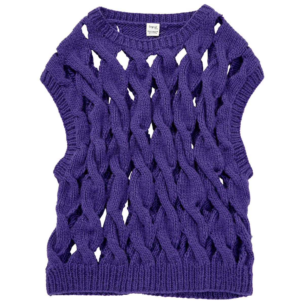 ざっくりとした透かしケーブル編みがレイヤードを楽しく。ベスト￥15,400（アングリッド）