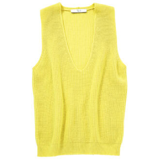 首元にポイントのあるインナーとの相性も抜群。ベスト￥43,780（テラ／ティースクエア プレスルーム）