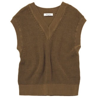 重ねるインナーを選ばないベーシックなデザインが重宝。ベスト￥19,800（デミルクス ビームス／デミルクス ビームス 新宿）