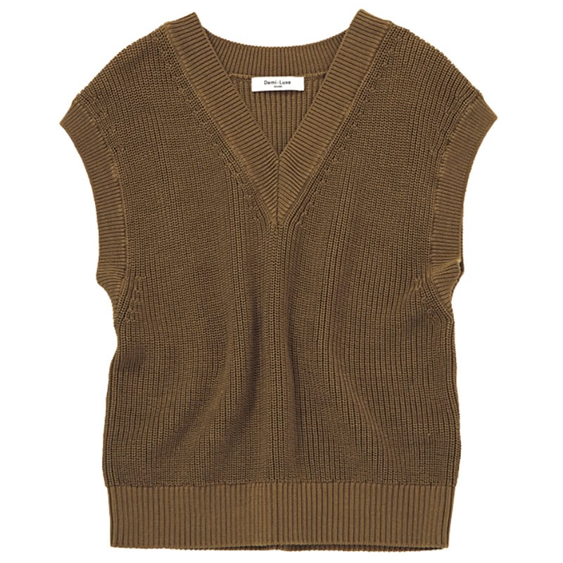 重ねるインナーを選ばないベーシックなデザインが重宝。ベスト￥19,800（デミルクス ビームス／デミルクス ビームス 新宿）