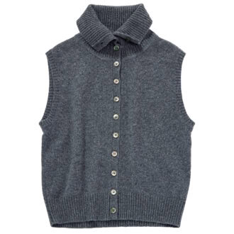 ボタンによって首元のデザイン変化を楽しめる。ベスト￥34,100（ピュア カシミヤ ニューヨーク／スローブ イエナ 自由が丘店）