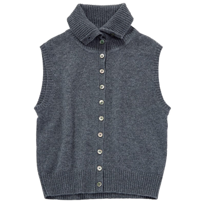 ボタンによって首元のデザイン変化を楽しめる。ベスト￥34,100（ピュア カシミヤ ニューヨーク／スローブ イエナ 自由が丘店）