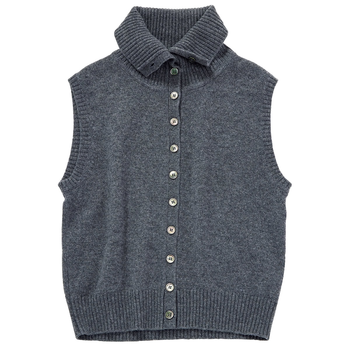 ボタンによって首元のデザイン変化を楽しめる。ベスト￥34,100（ピュア カシミヤ ニューヨーク／スローブ イエナ 自由が丘店）