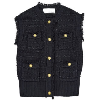 ツイードニットとゴールドボタンが印象的なジレでクラシカルなムードを纏って。シーズン端境期の軽いアウターとしても活躍できる。ジレ￥30,800（ウィム ガゼット／ウィム ガゼット ルミネ新宿店）