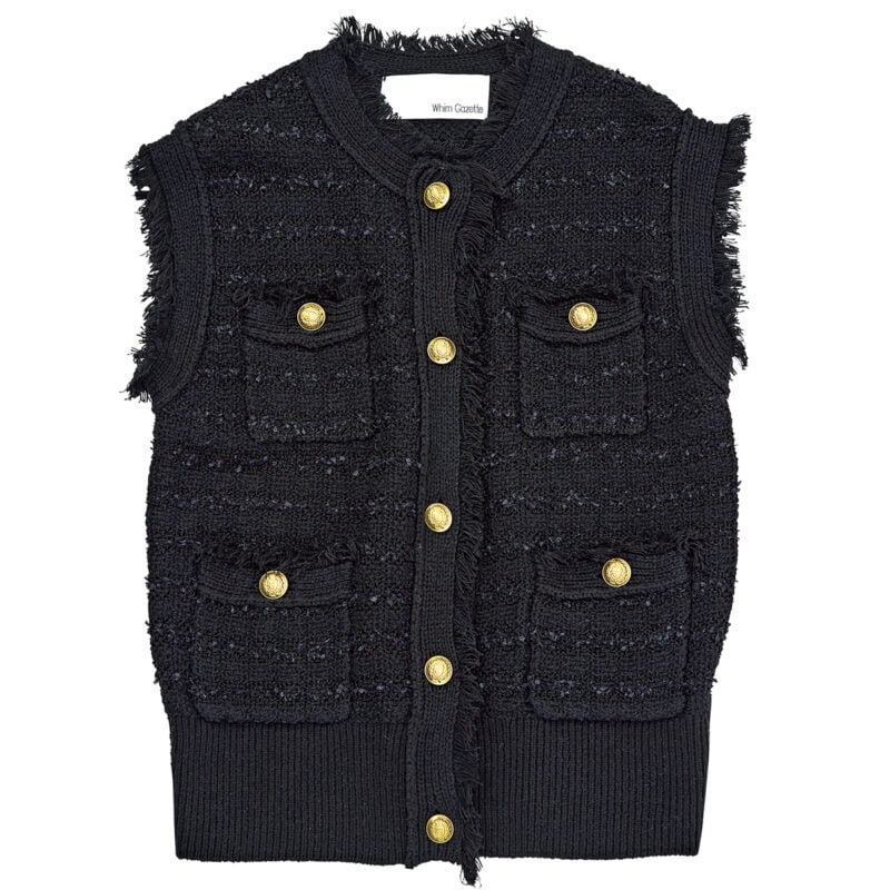 ツイードニットとゴールドボタンが印象的なジレでクラシカルなムードを纏って。シーズン端境期の軽いアウターとしても活躍できる。ジレ￥30,800（ウィム ガゼット／ウィム ガゼット ルミネ新宿店）