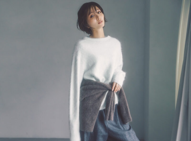 エイトンのカシミアプルオーバー。Model=Sae Okazaki